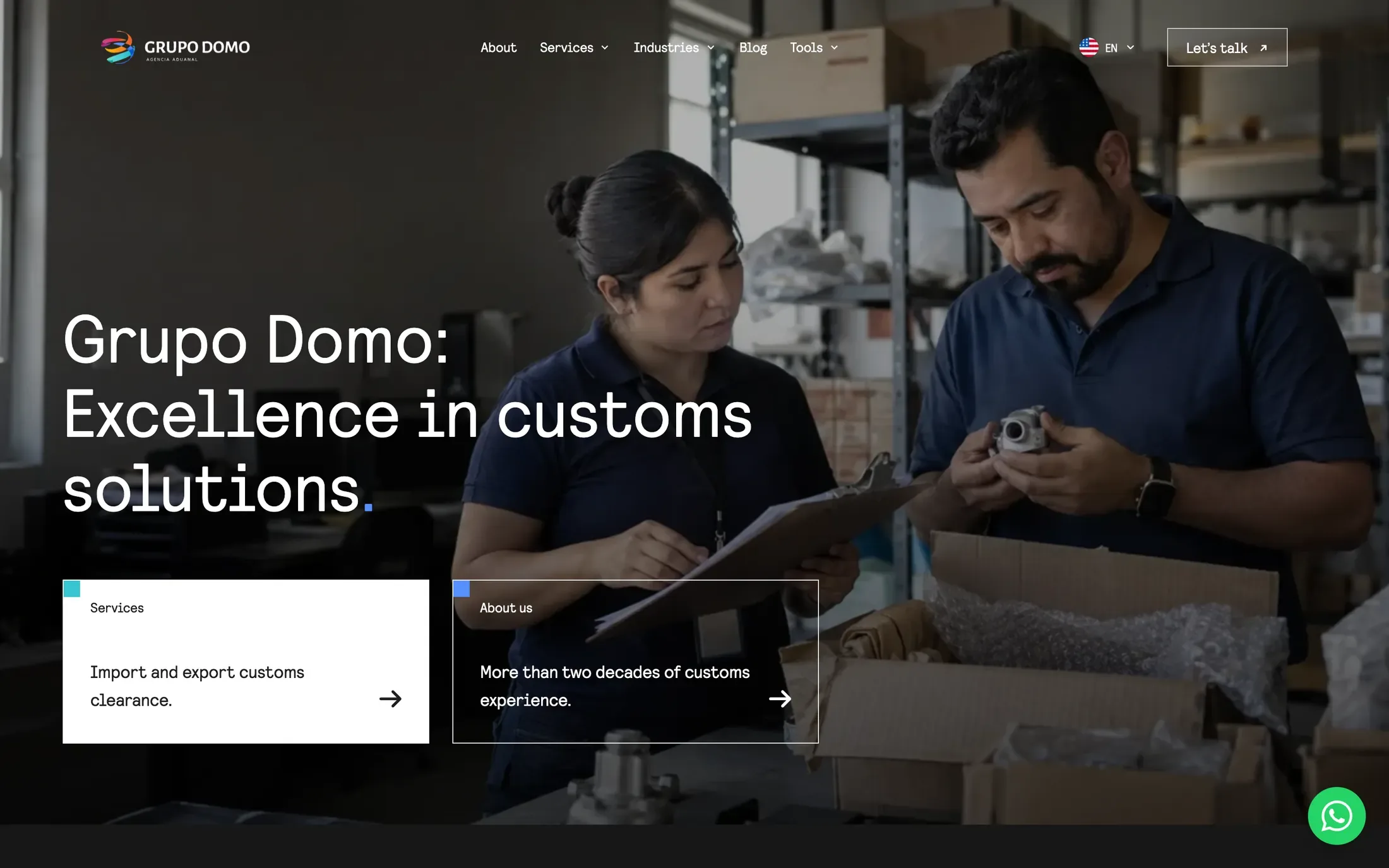 La página de inicio del sitio de Grupo Domo: dos especialistas aduanales trabajando bajo la frase Excellence in customs solutions