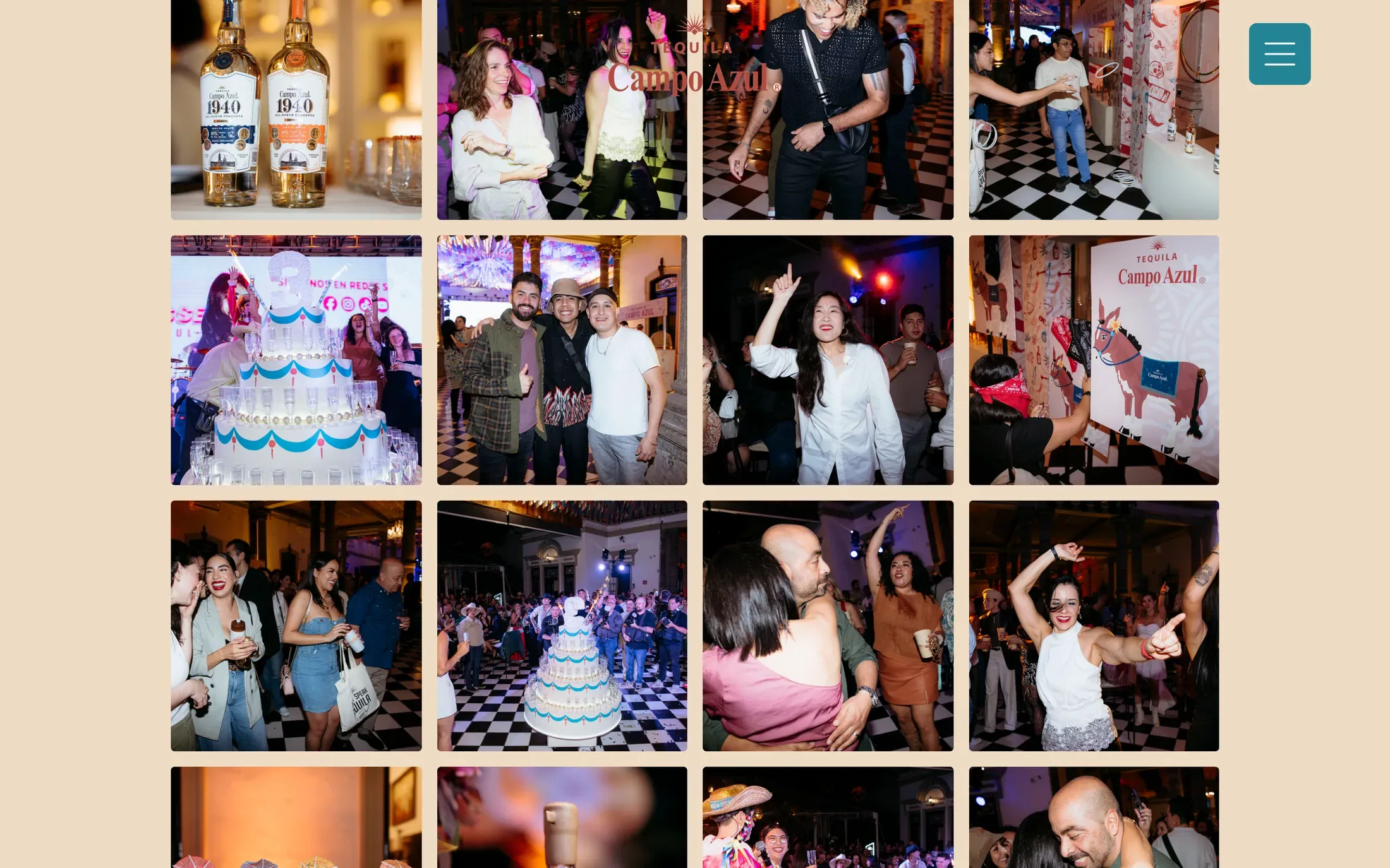 Fotos de la tercera edición: invitados bailando en un piso de cuadros bajo una torre de copas