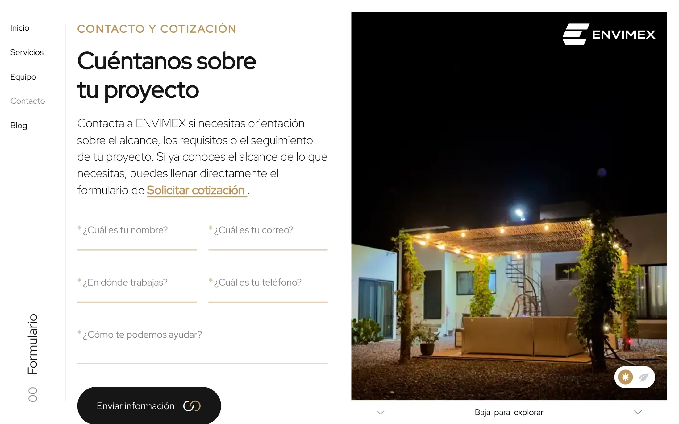 La página de contacto: un formulario corto para contarle un proyecto al equipo, junto a la foto de una casa de noche