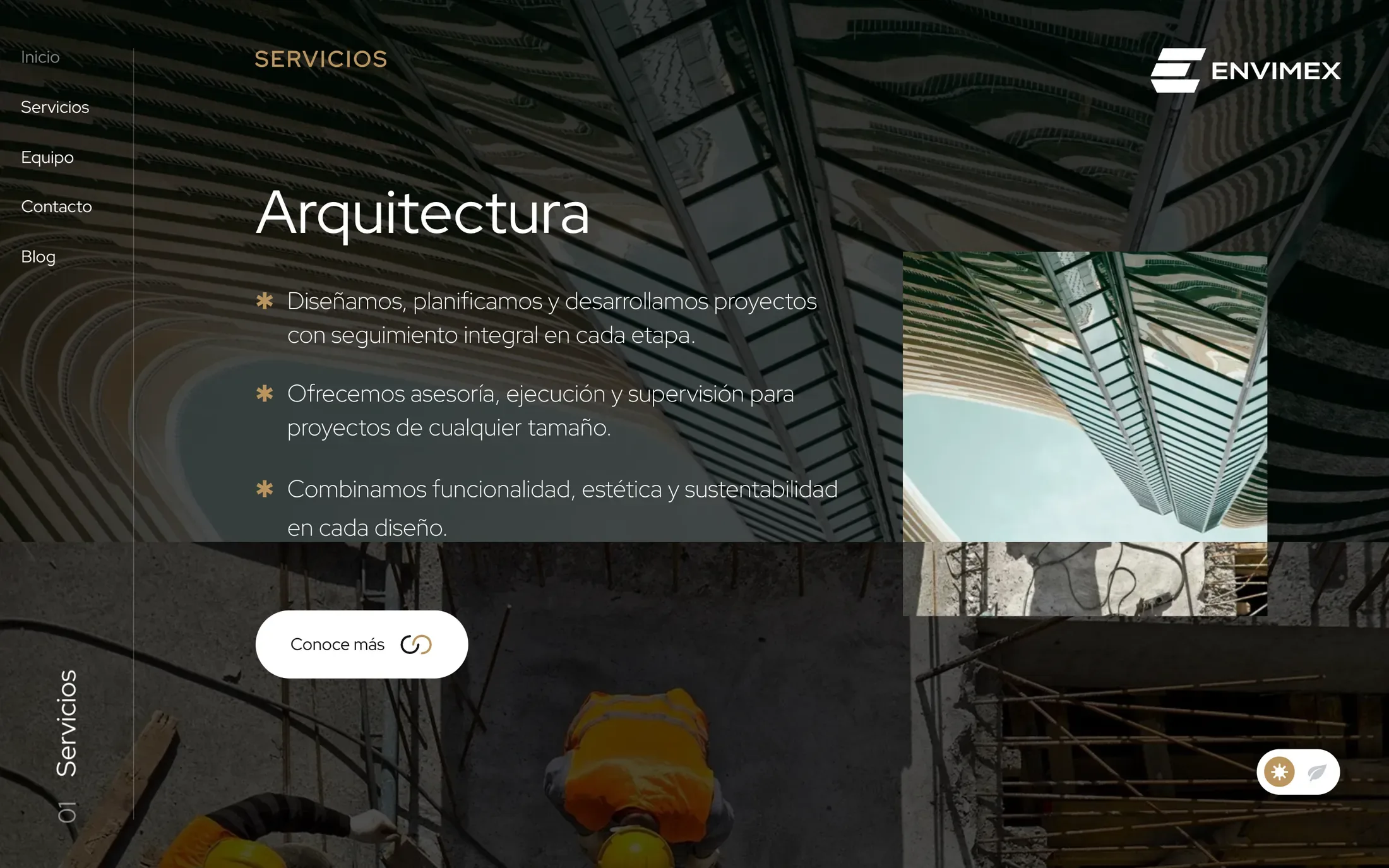 El servicio de arquitectura sobre la foto de un edificio de vidrio, con sus tres promesas y un botón para saber más