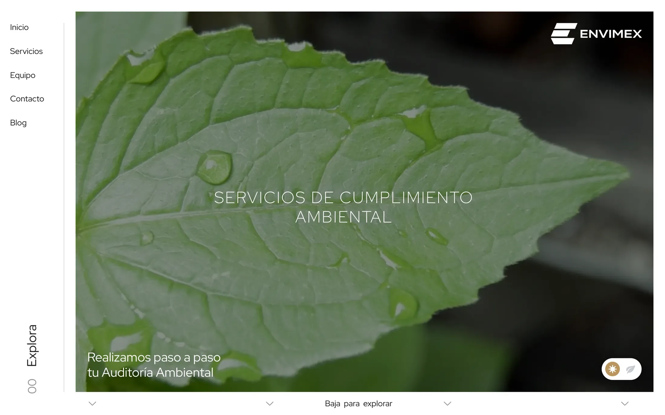La apertura de la página de medio ambiente: una hoja con gotas de agua y las palabras Servicios de cumplimiento ambiental