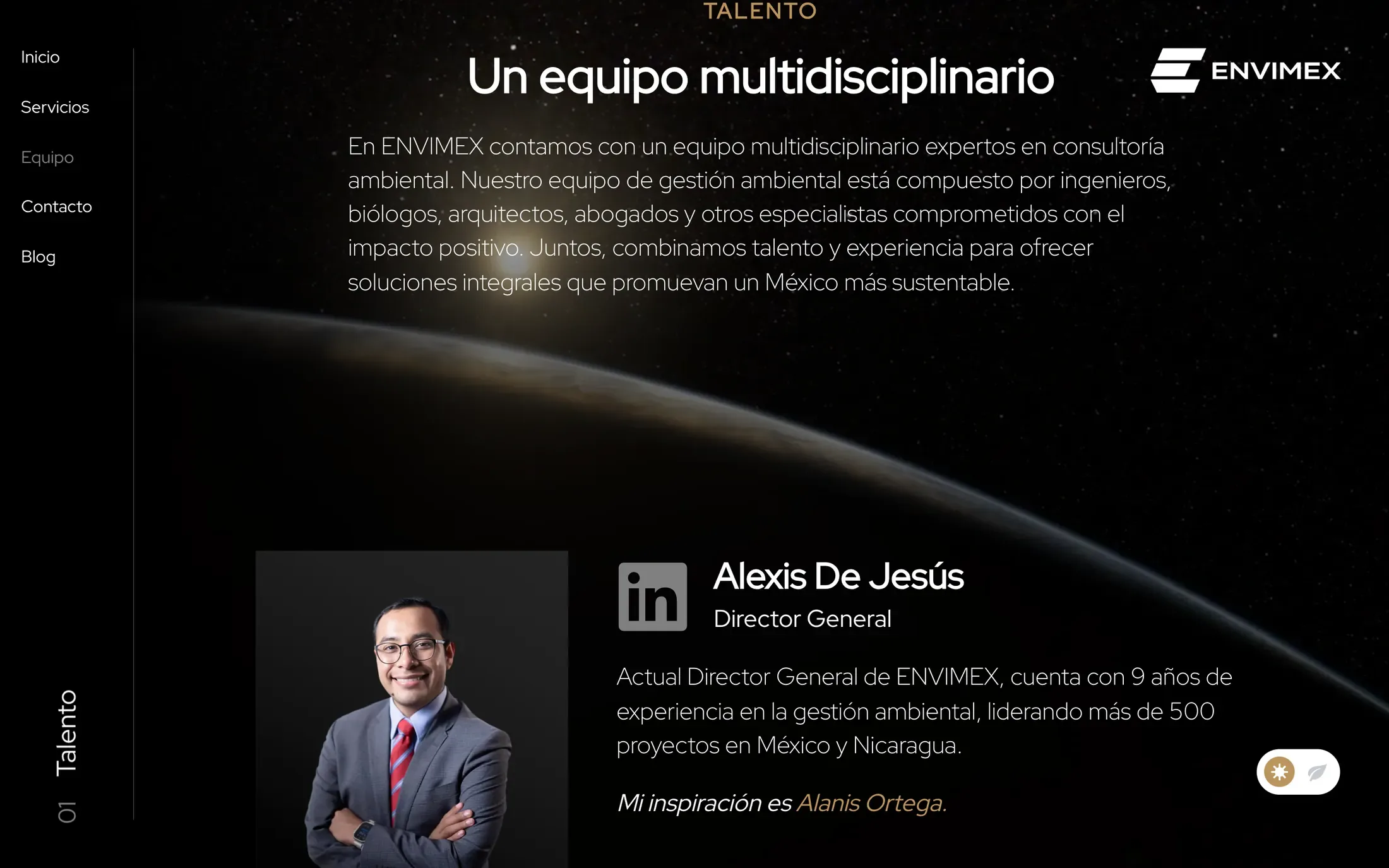 El retrato del director general de la empresa junto a su breve biografía, sobre la curva de un planeta