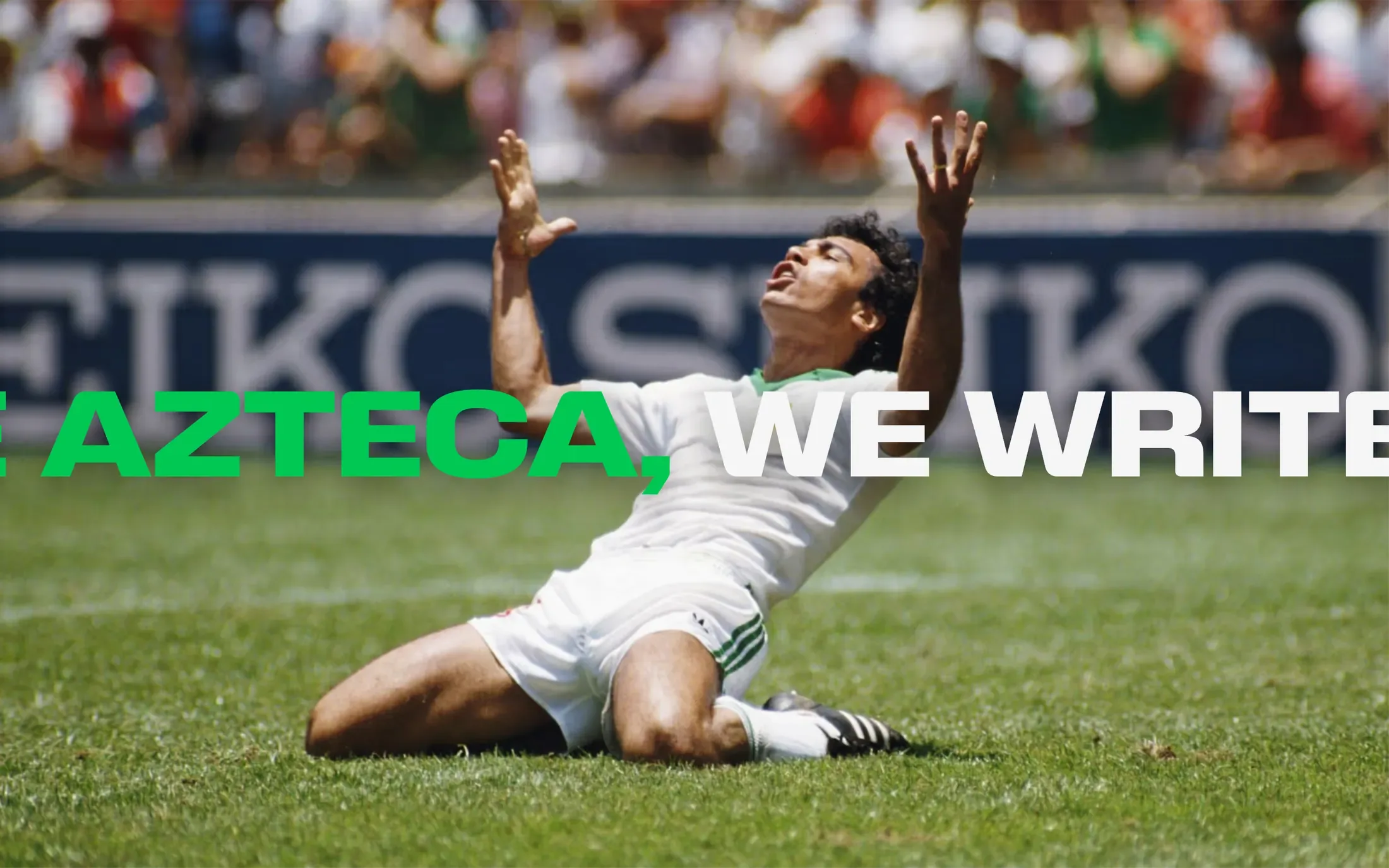 Un titular sobre el Azteca y la historia del fútbol que corre sobre un jugador celebrando en la cancha