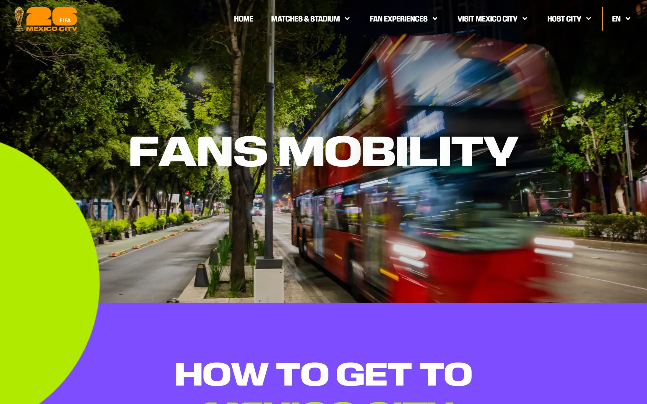 La página de movilidad sobre un autobús rojo que cruza la ciudad