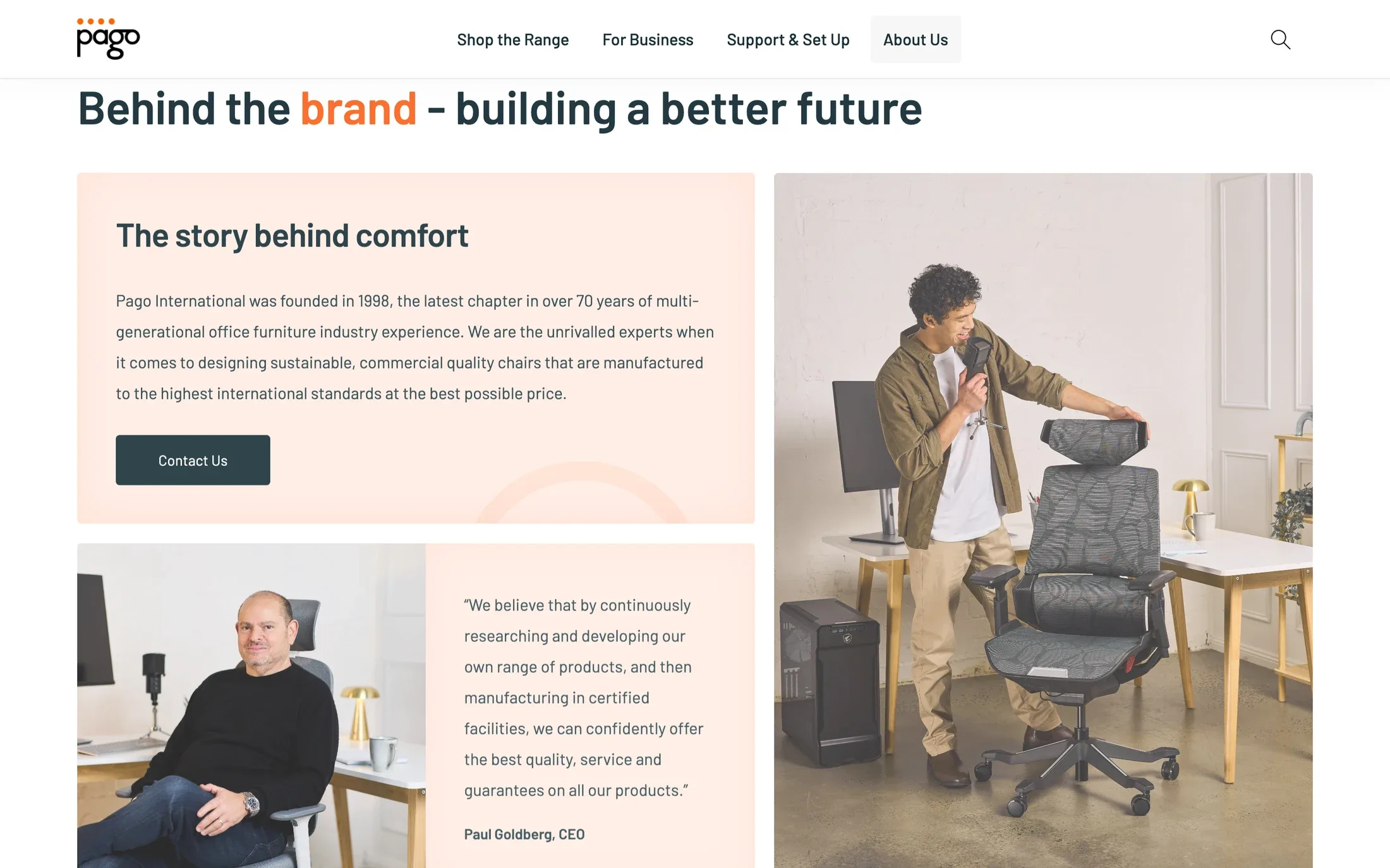 La historia de Pago: el título Behind the brand – building a better future, un panel de texto y la fotografía de un presentador junto a una silla de oficina