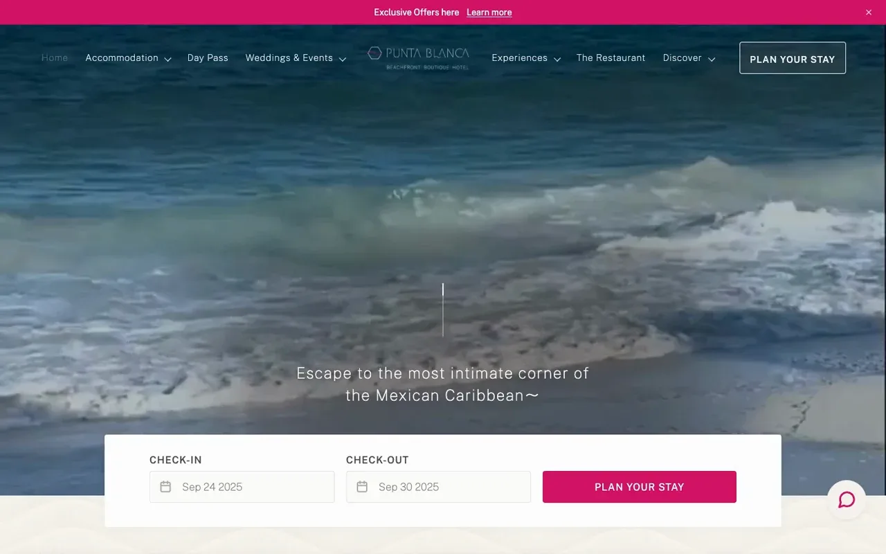 El inicio de Punta Blanca: las olas y las casitas del hotel en movimiento, con su navegación, mensaje de bienvenida y barra de reserva directa
