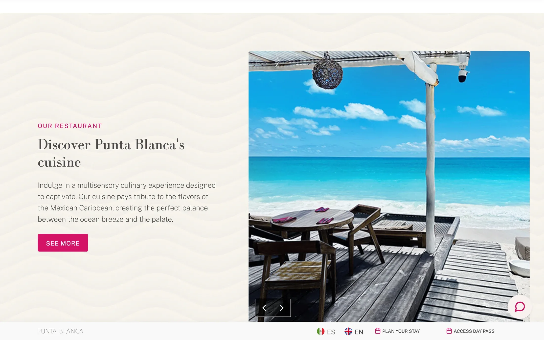 La sección del restaurante en el inicio del hotel, con una introducción a su cocina y una fotografía de las mesas junto al Caribe