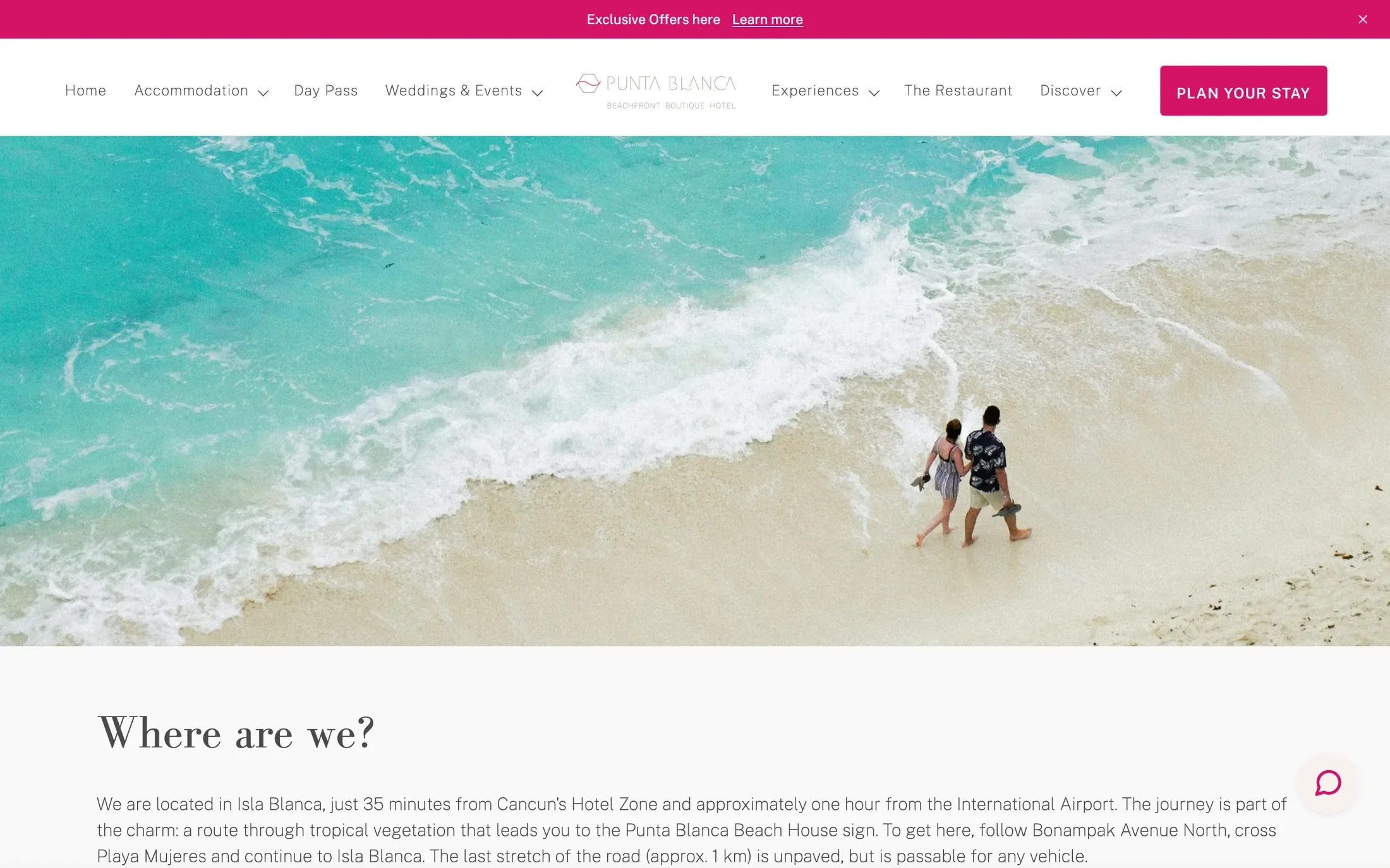 La página del destino: una pareja caminando por la playa y las indicaciones para llegar a Isla Blanca
