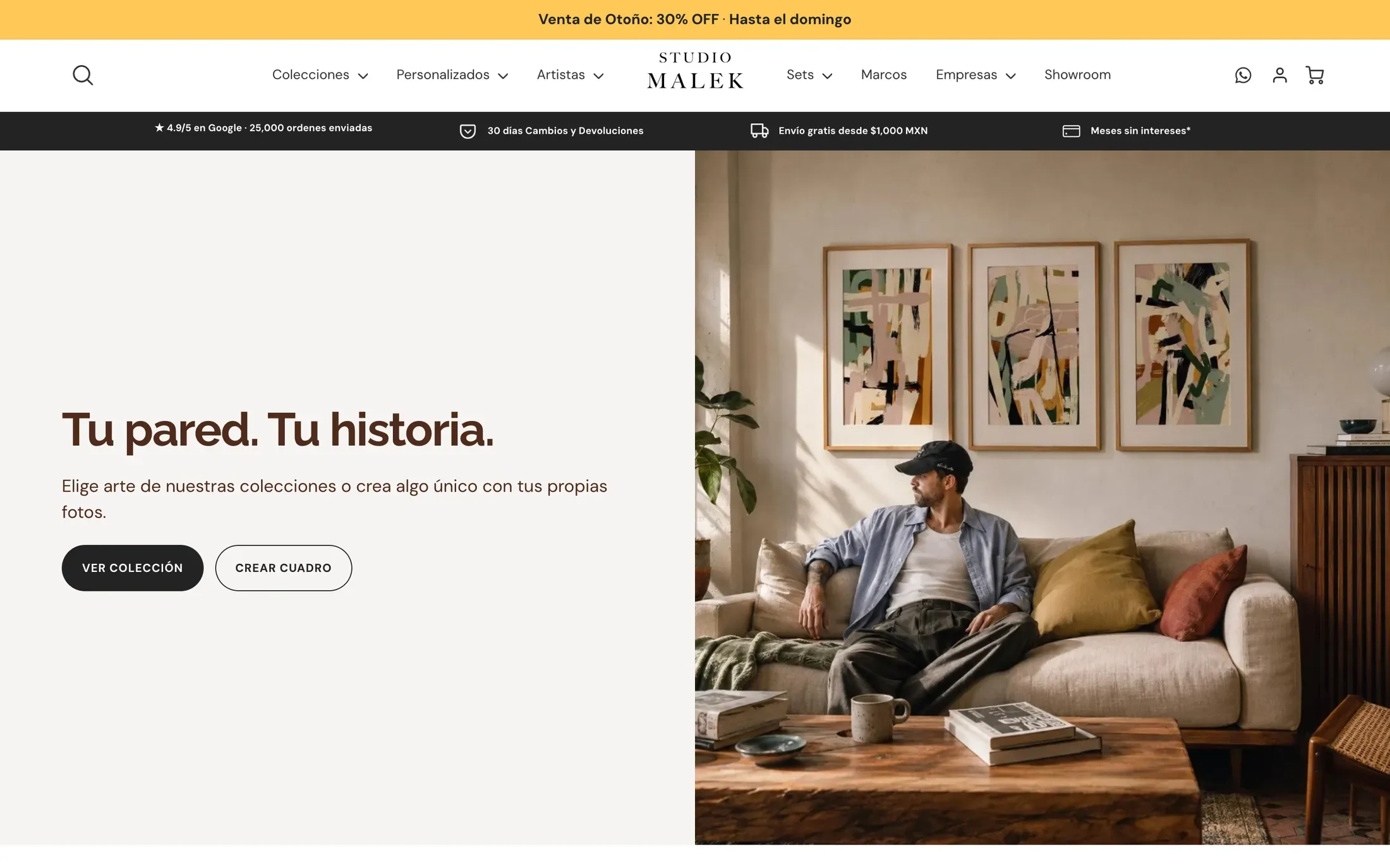 La página de inicio de Studio Malek: un hombre en un sillón bajo una pared de cuadros, junto a las palabras Tu pared. Tu historia.