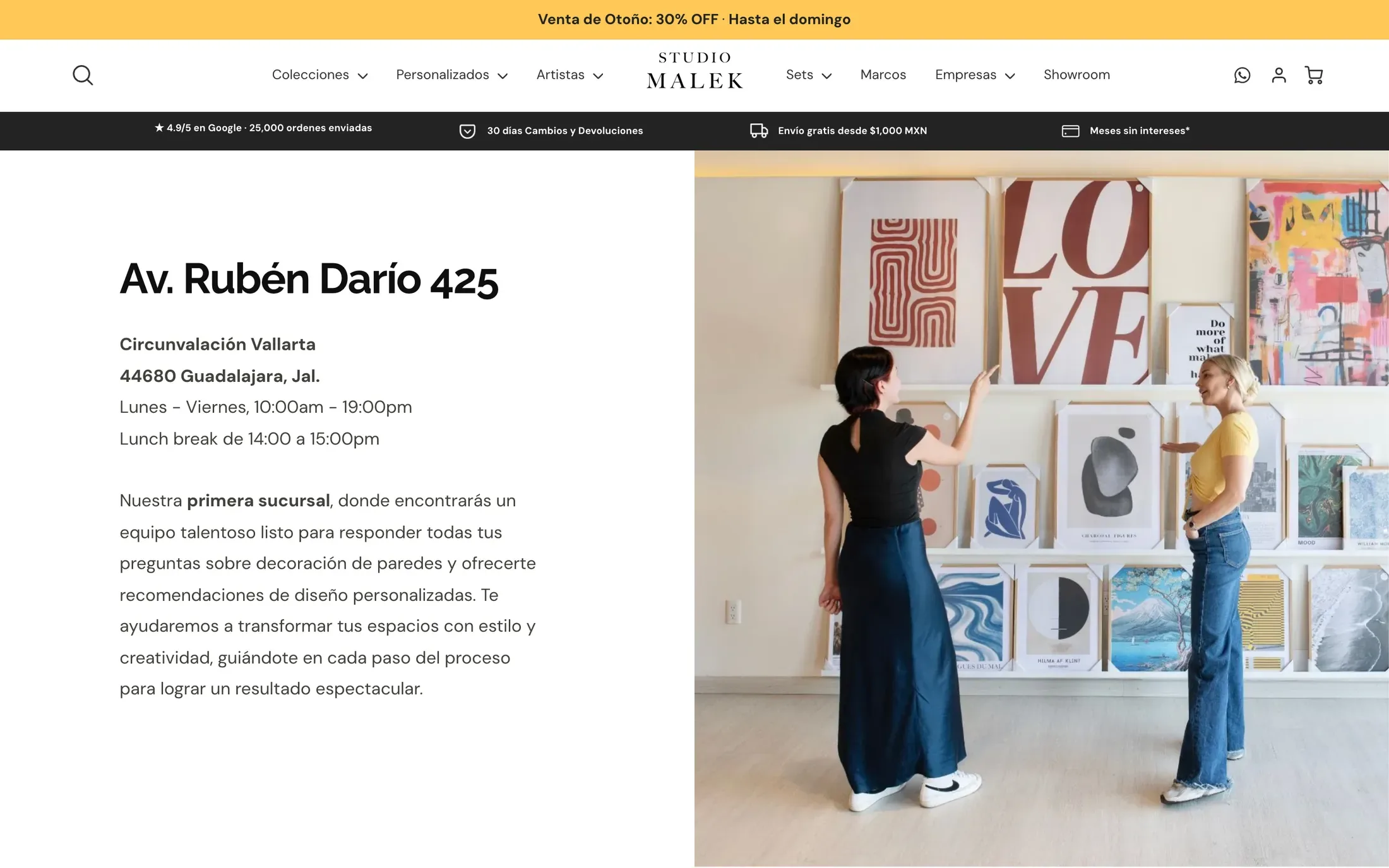 La página del showroom: su dirección y horario junto a la foto de dos personas colgando cuadros en una pared