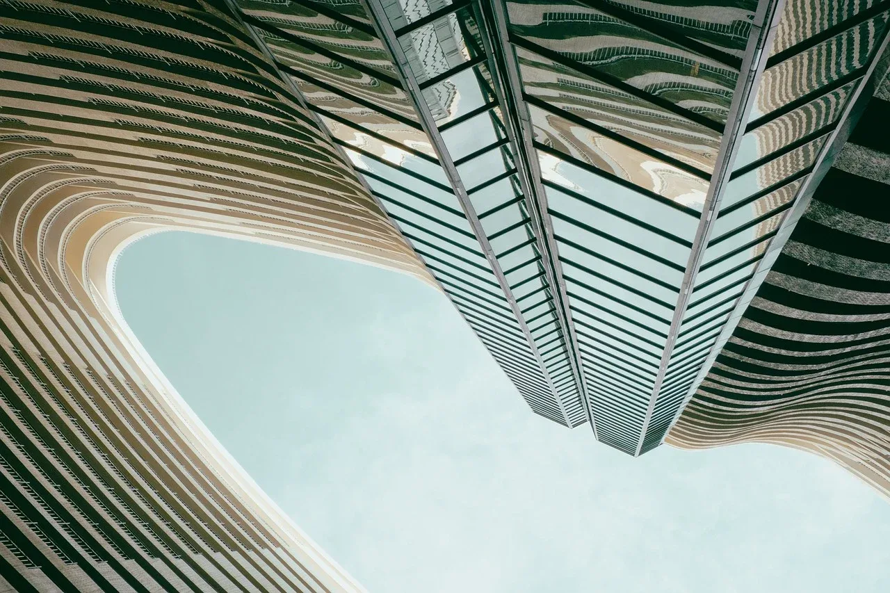 Fachadas curvas y vidrio vistos desde abajo, fotografía de los servicios de arquitectura de Envimex