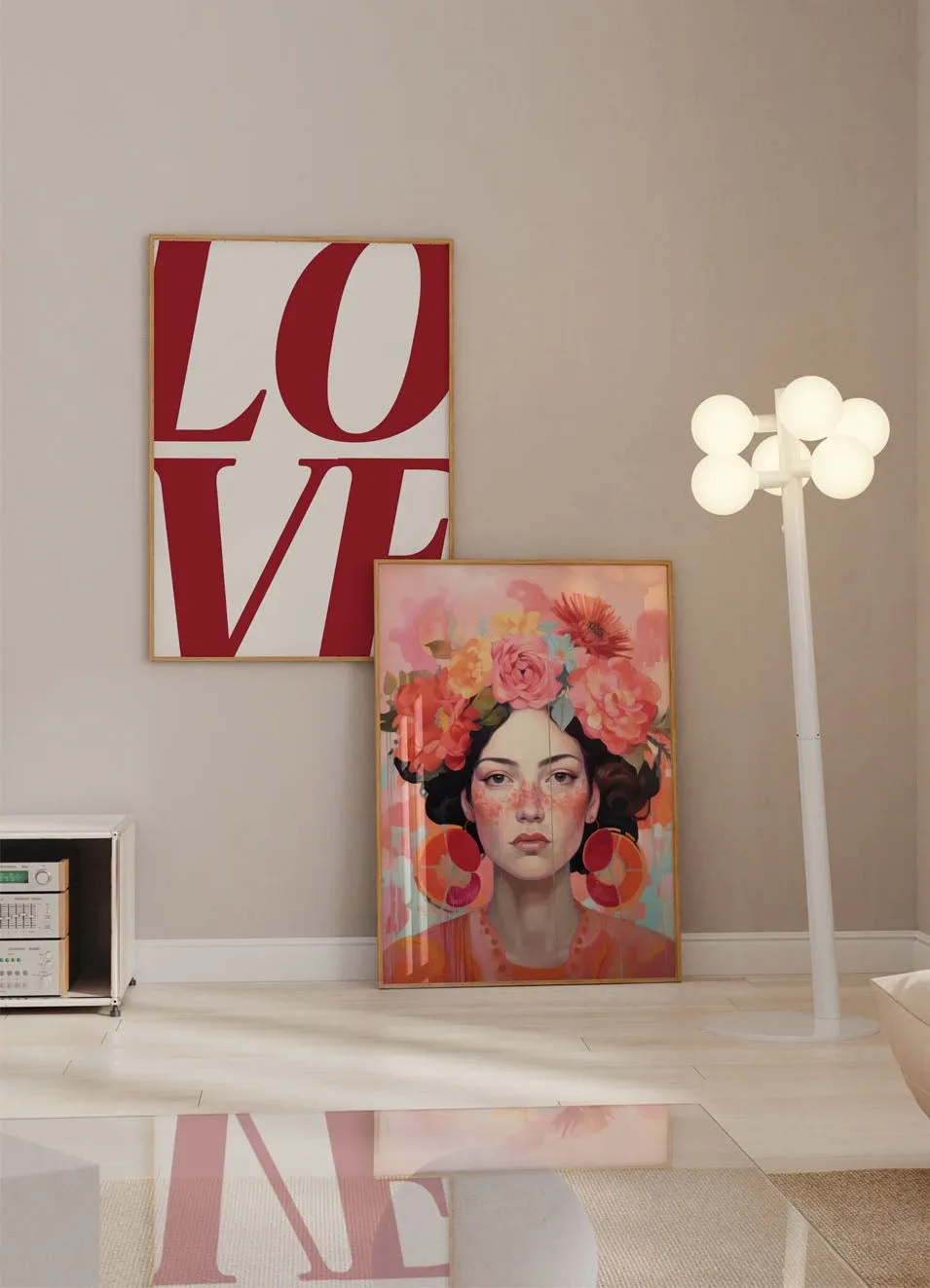 Imagen de interior de Studio Malek con un cuadro rojo LOVE, un retrato a color y una lámpara de piso escultural