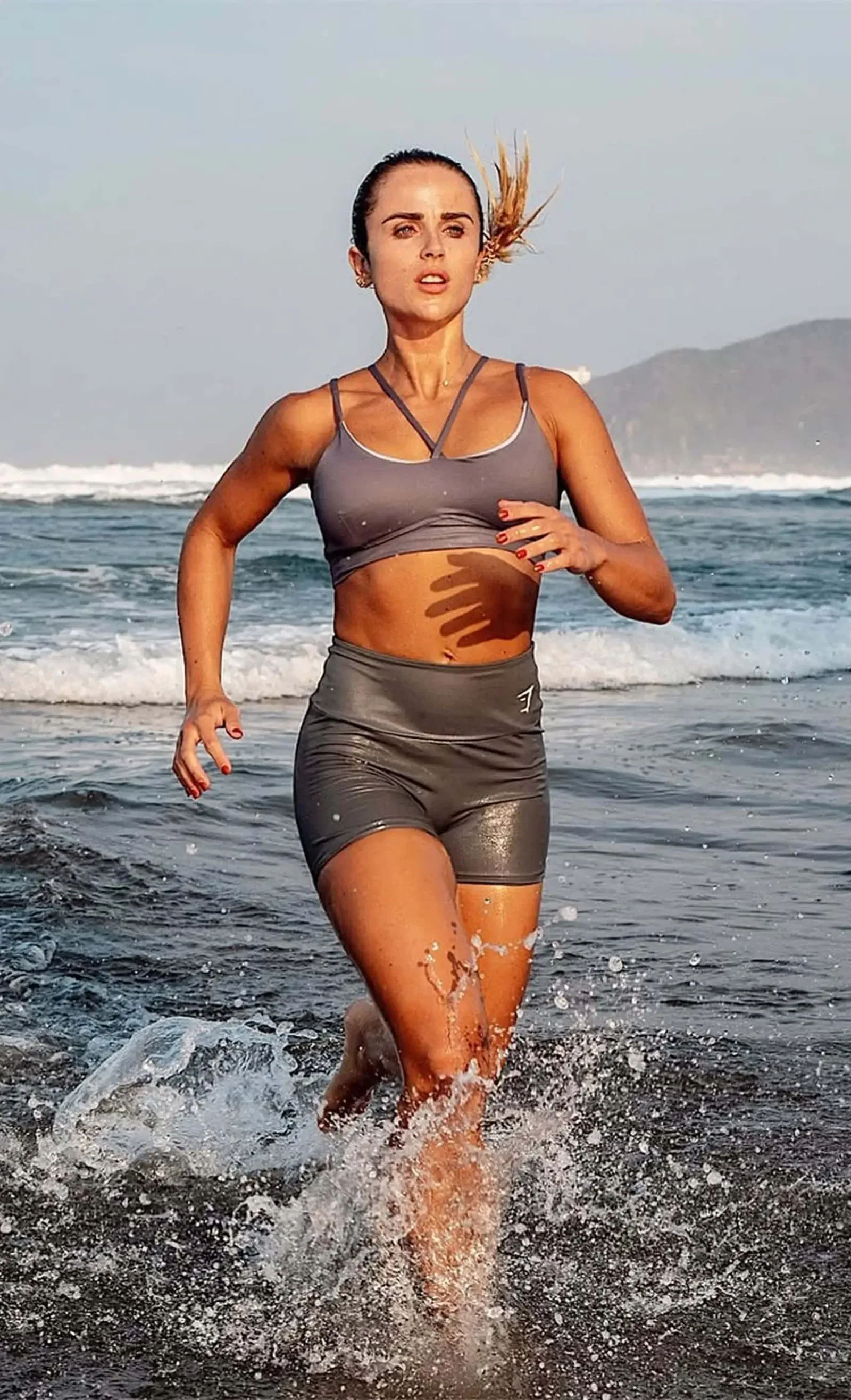 Una atleta corriendo entre las olas, de la fotografía original del inicio de sesión de Tu Potencial