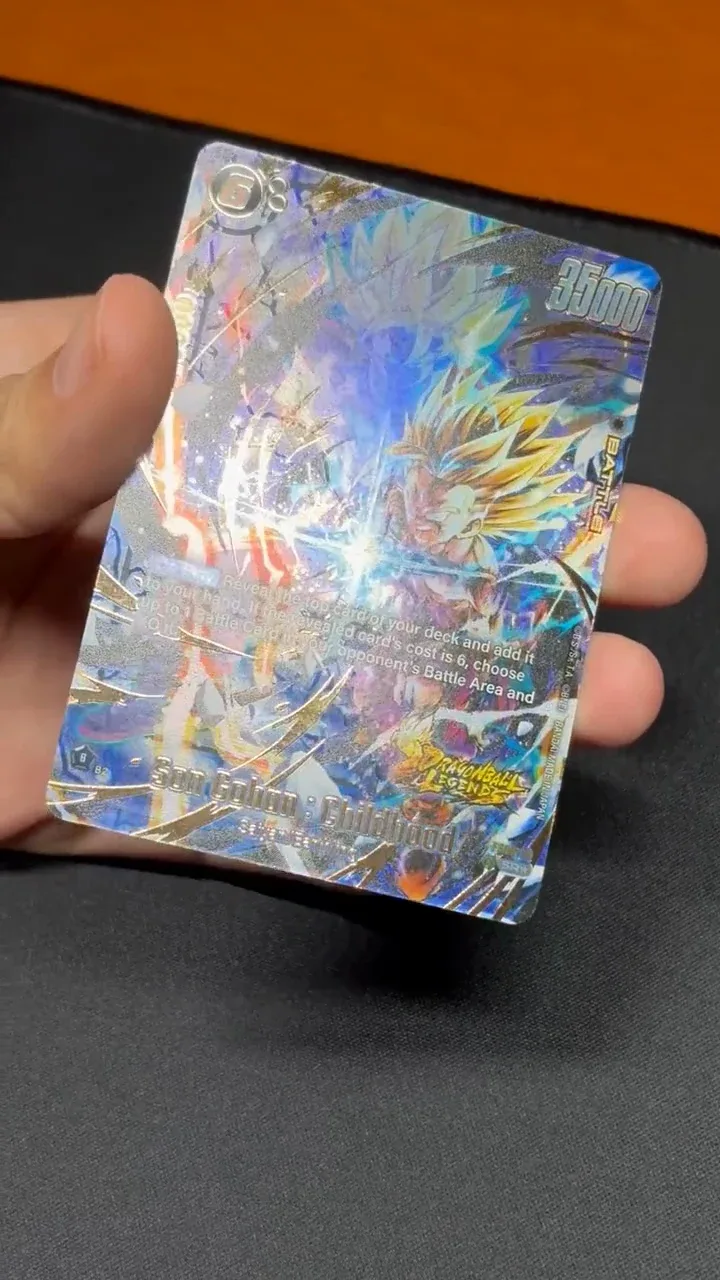 Video de producto de Ludoman: una mano inclina una carta de Son Gohan Childhood para mostrar su acabado brillante