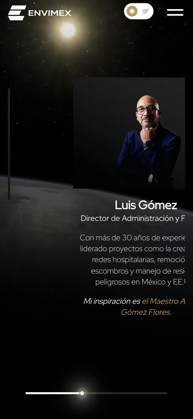Un integrante del equipo en un teléfono